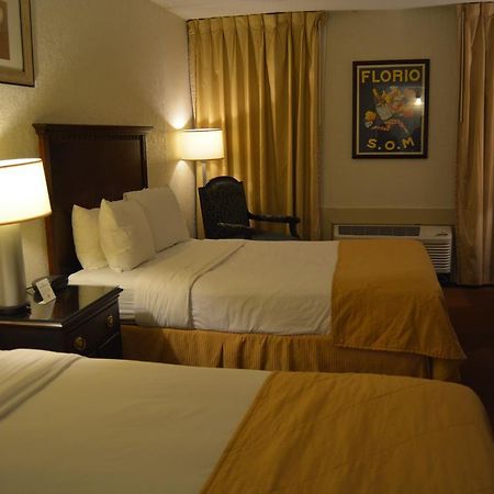 Ramada By Wyndham Wichita Airport Hotel Bagian luar foto