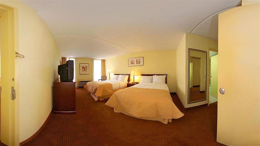 Ramada By Wyndham Wichita Airport Hotel Bagian luar foto