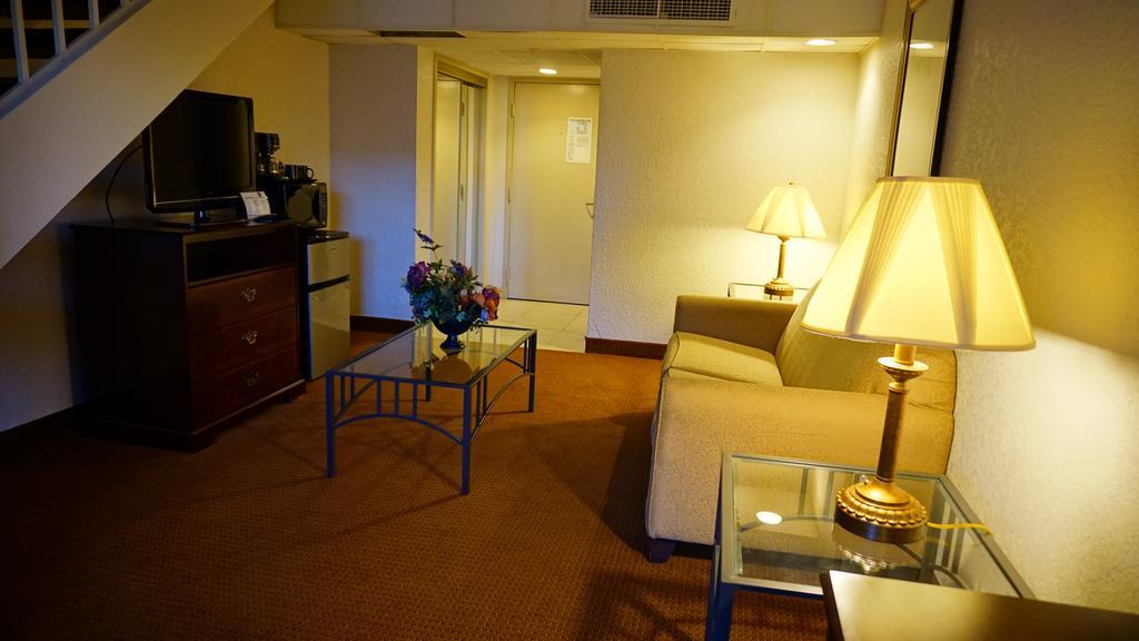 Ramada By Wyndham Wichita Airport Hotel Bagian luar foto
