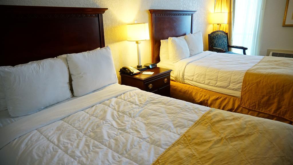 Ramada By Wyndham Wichita Airport Hotel Bagian luar foto
