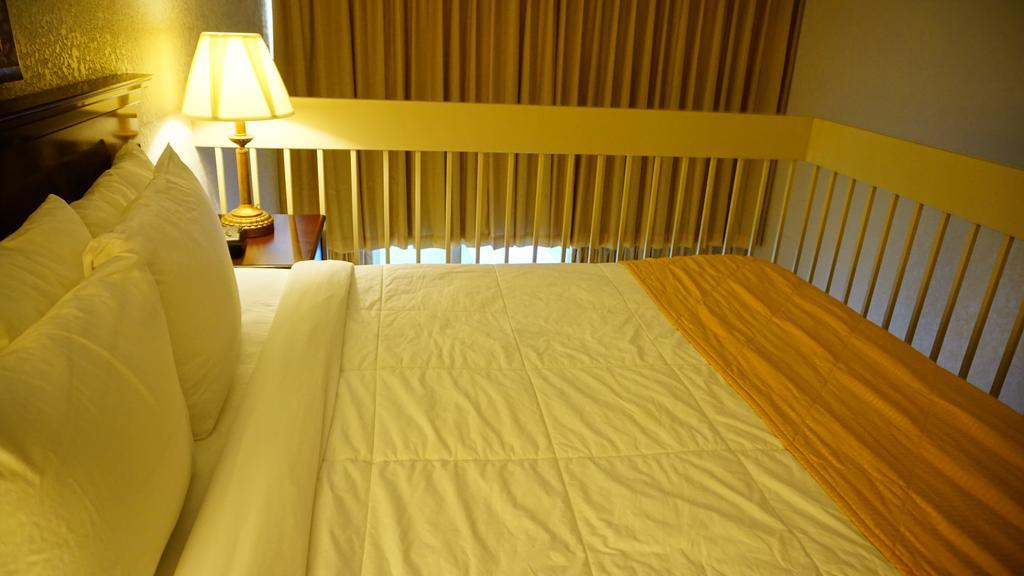 Ramada By Wyndham Wichita Airport Hotel Bagian luar foto