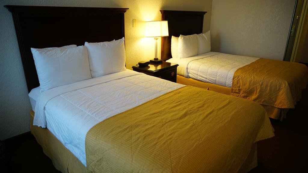 Ramada By Wyndham Wichita Airport Hotel Bagian luar foto