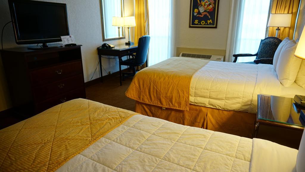 Ramada By Wyndham Wichita Airport Hotel Bagian luar foto