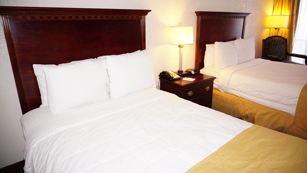 Ramada By Wyndham Wichita Airport Hotel Bagian luar foto
