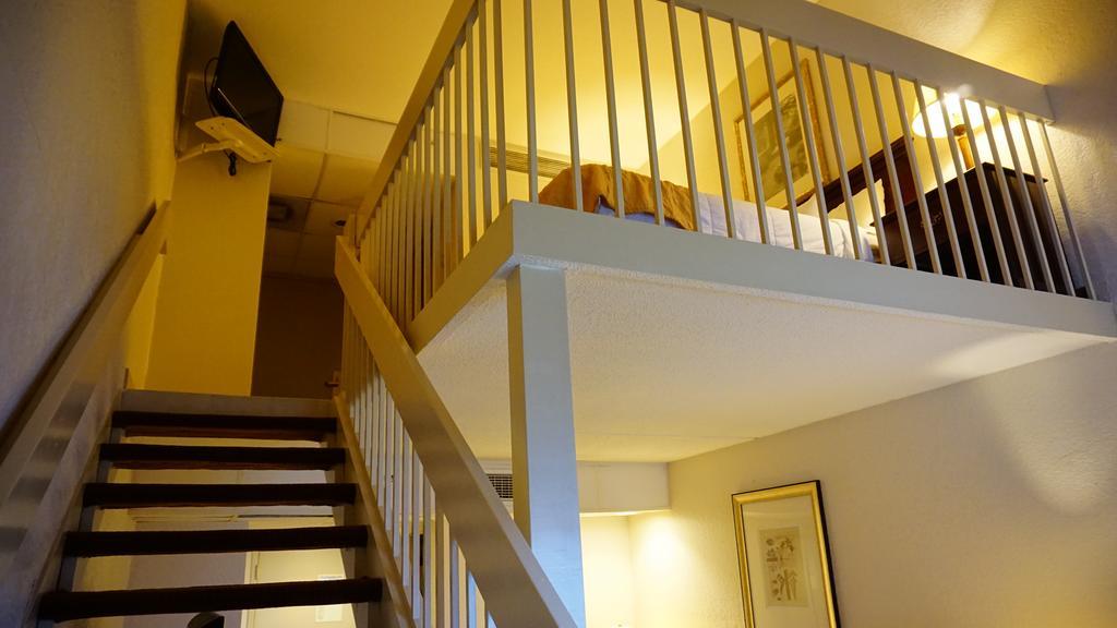 Ramada By Wyndham Wichita Airport Hotel Bagian luar foto