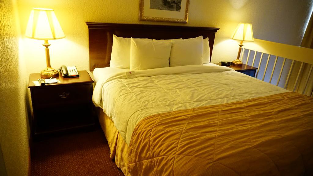 Ramada By Wyndham Wichita Airport Hotel Bagian luar foto