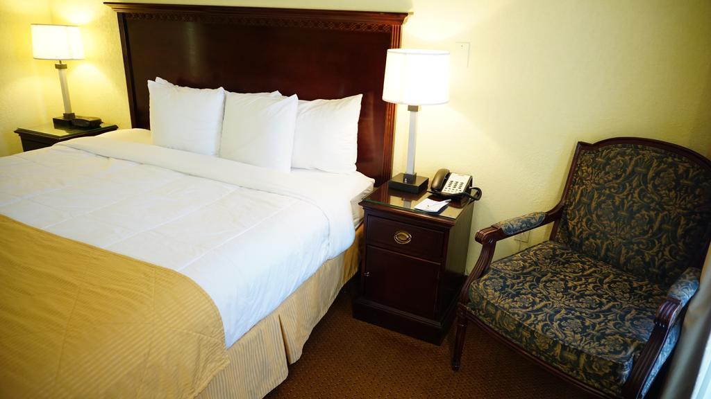 Ramada By Wyndham Wichita Airport Hotel Ruang foto