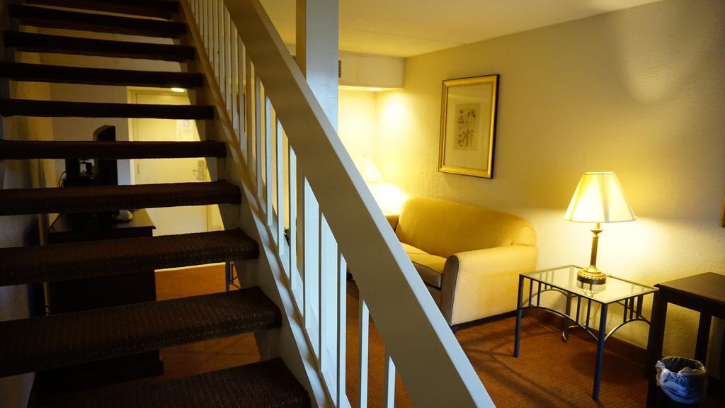 Ramada By Wyndham Wichita Airport Hotel Bagian luar foto