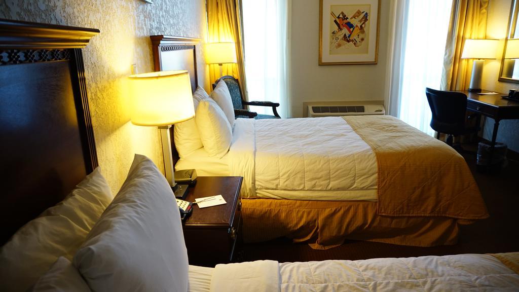 Ramada By Wyndham Wichita Airport Hotel Bagian luar foto