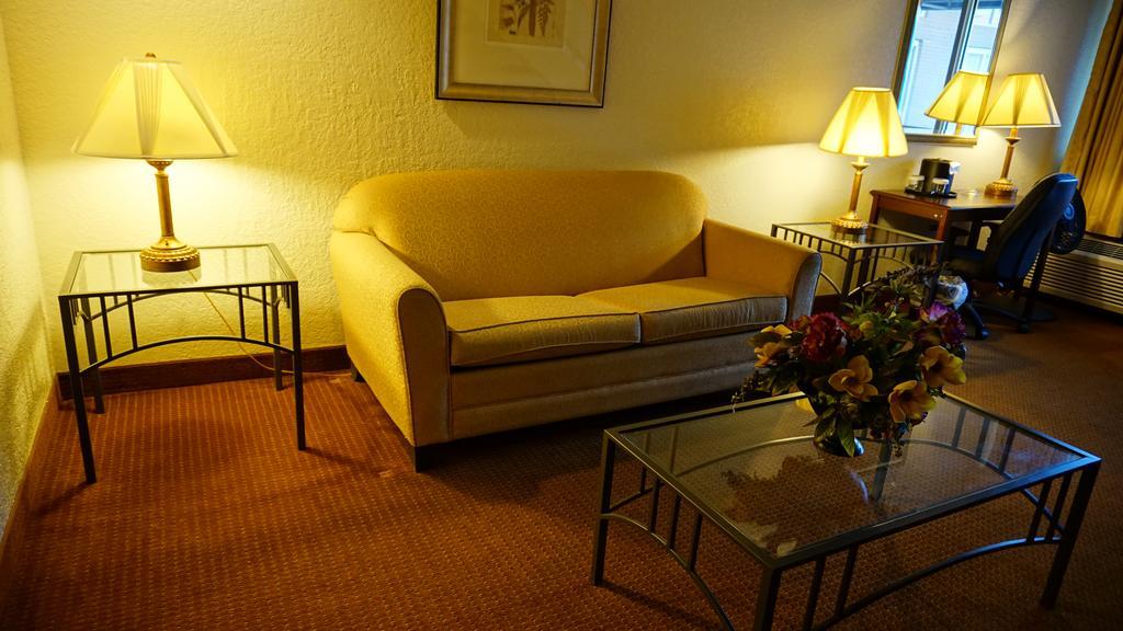 Ramada By Wyndham Wichita Airport Hotel Bagian luar foto