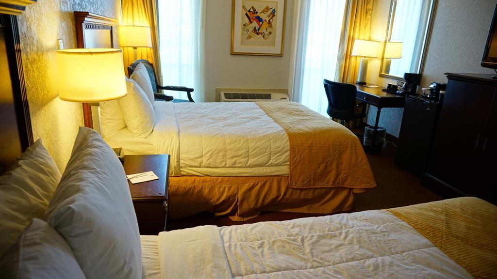 Ramada By Wyndham Wichita Airport Hotel Bagian luar foto