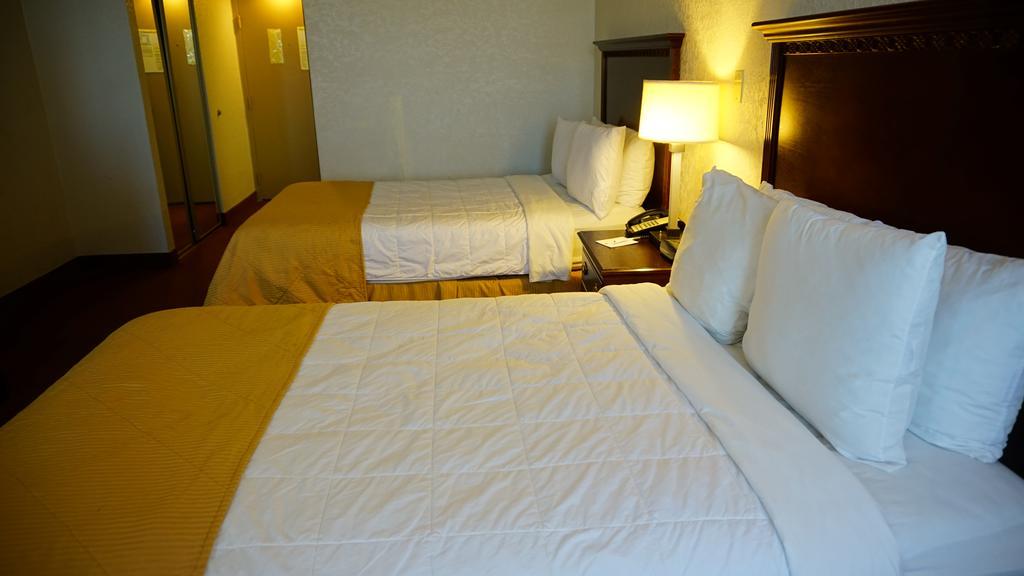 Ramada By Wyndham Wichita Airport Hotel Bagian luar foto