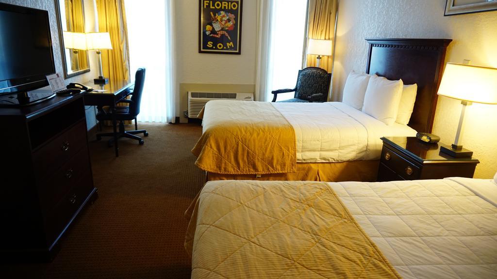 Ramada By Wyndham Wichita Airport Hotel Bagian luar foto