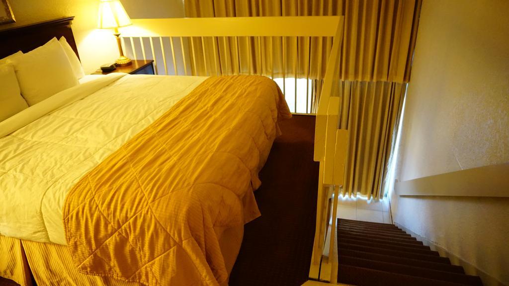 Ramada By Wyndham Wichita Airport Hotel Bagian luar foto