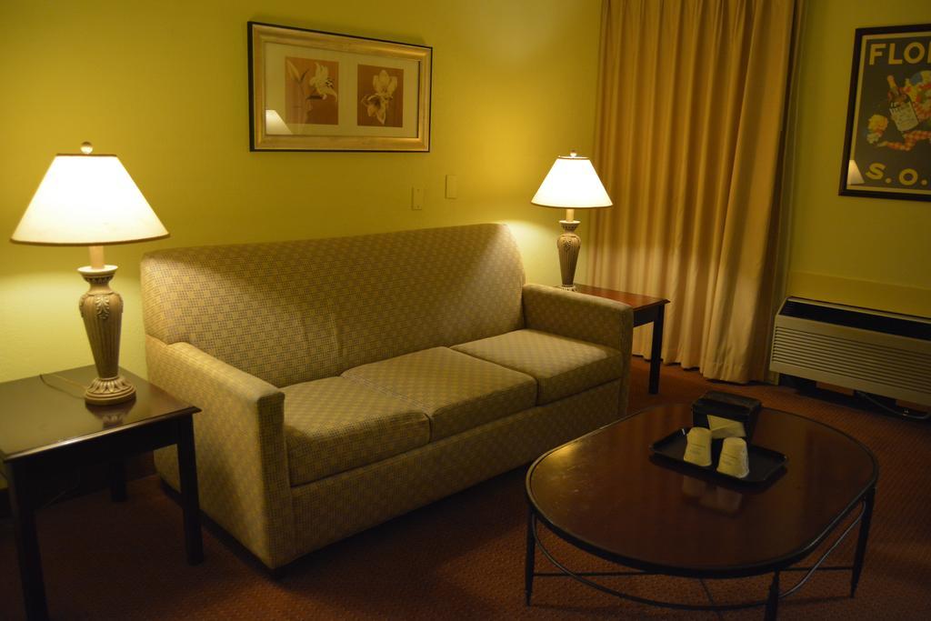 Ramada By Wyndham Wichita Airport Hotel Bagian luar foto