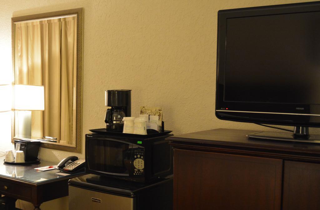 Ramada By Wyndham Wichita Airport Hotel Bagian luar foto