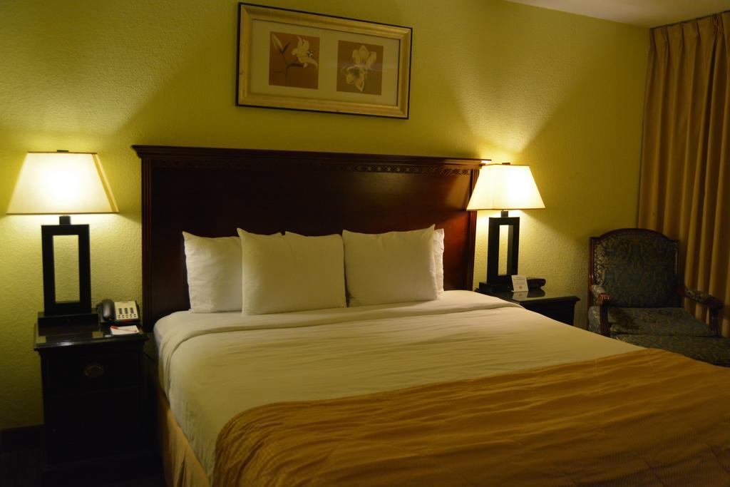 Ramada By Wyndham Wichita Airport Hotel Bagian luar foto