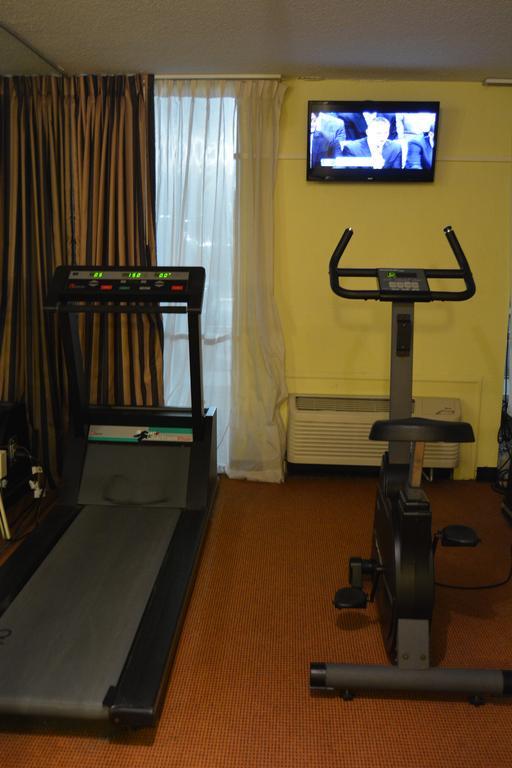 Ramada By Wyndham Wichita Airport Hotel Bagian luar foto