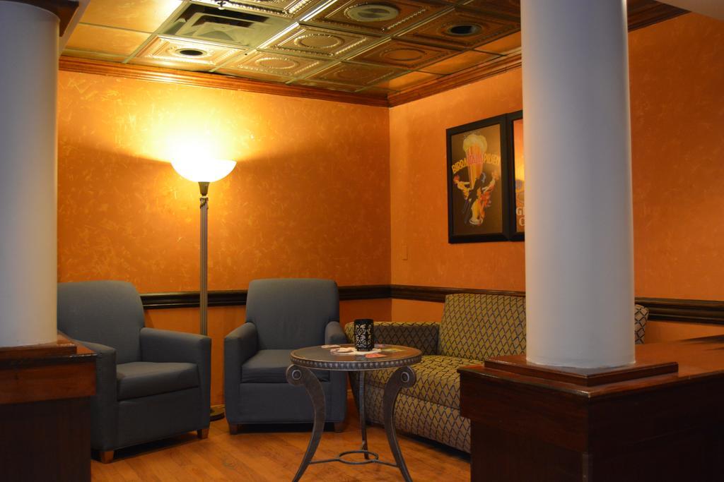 Ramada By Wyndham Wichita Airport Hotel Bagian luar foto