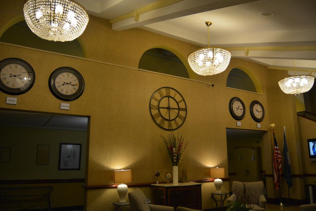 Ramada By Wyndham Wichita Airport Hotel Bagian luar foto