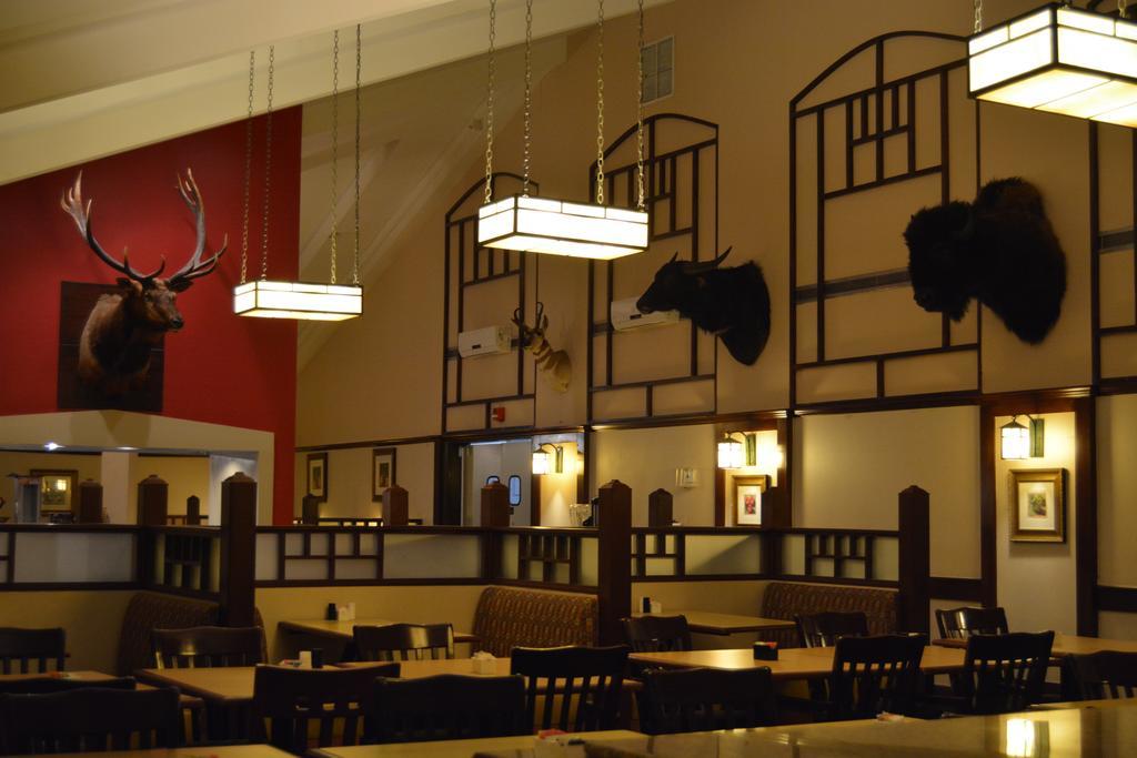 Ramada By Wyndham Wichita Airport Hotel Bagian luar foto