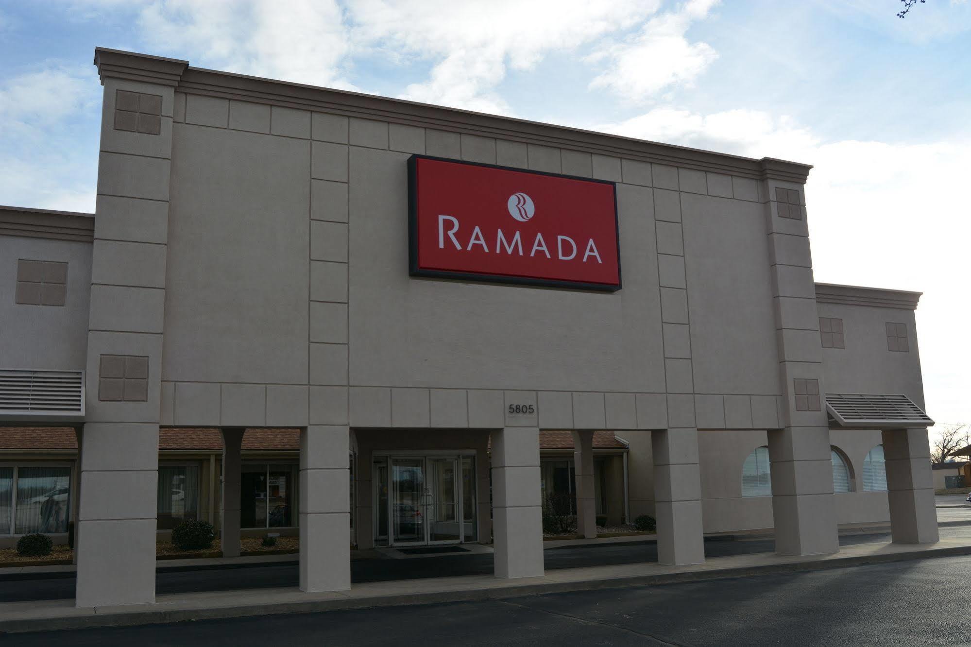 Ramada By Wyndham Wichita Airport Hotel Bagian luar foto
