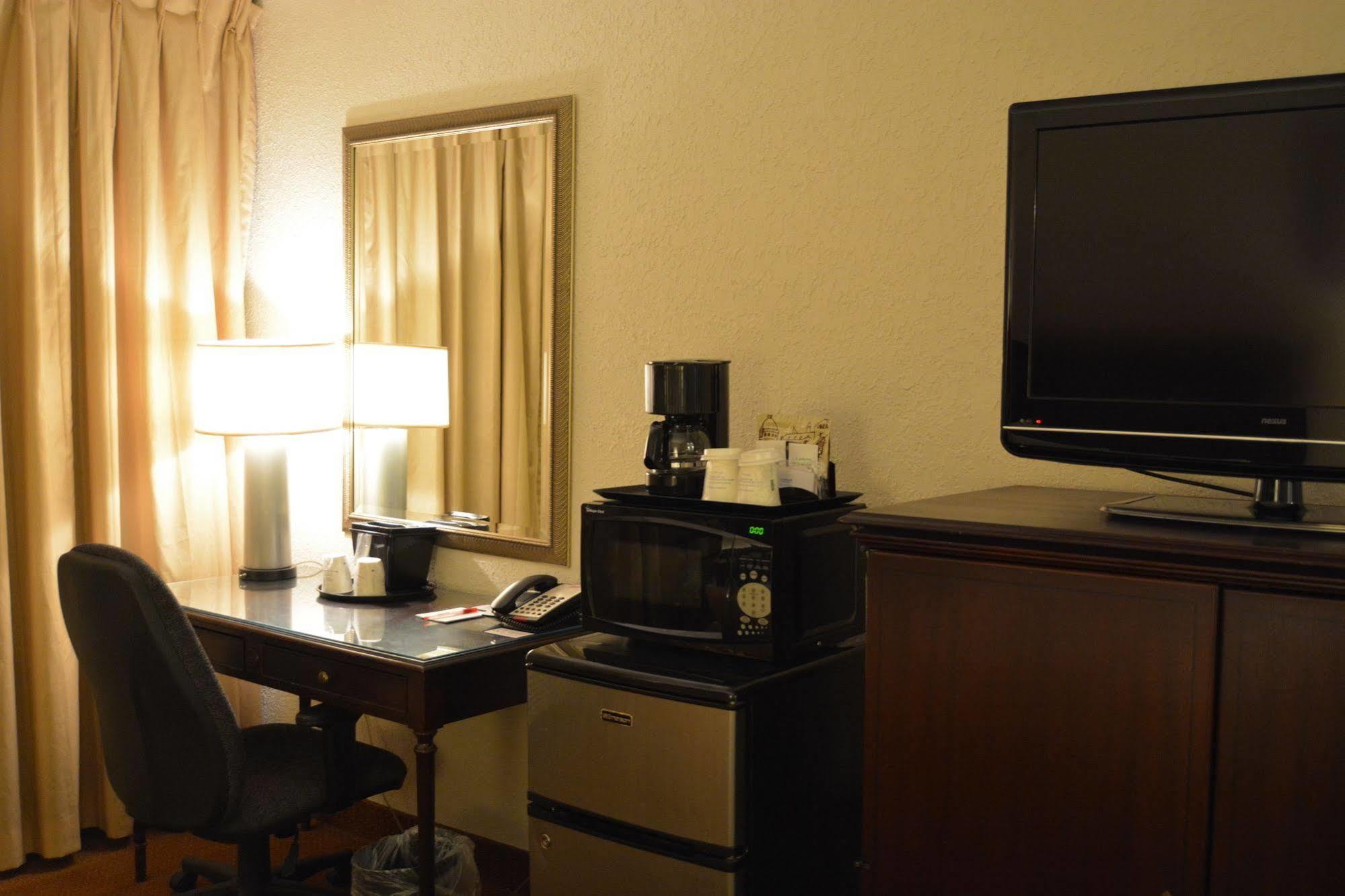 Ramada By Wyndham Wichita Airport Hotel Bagian luar foto