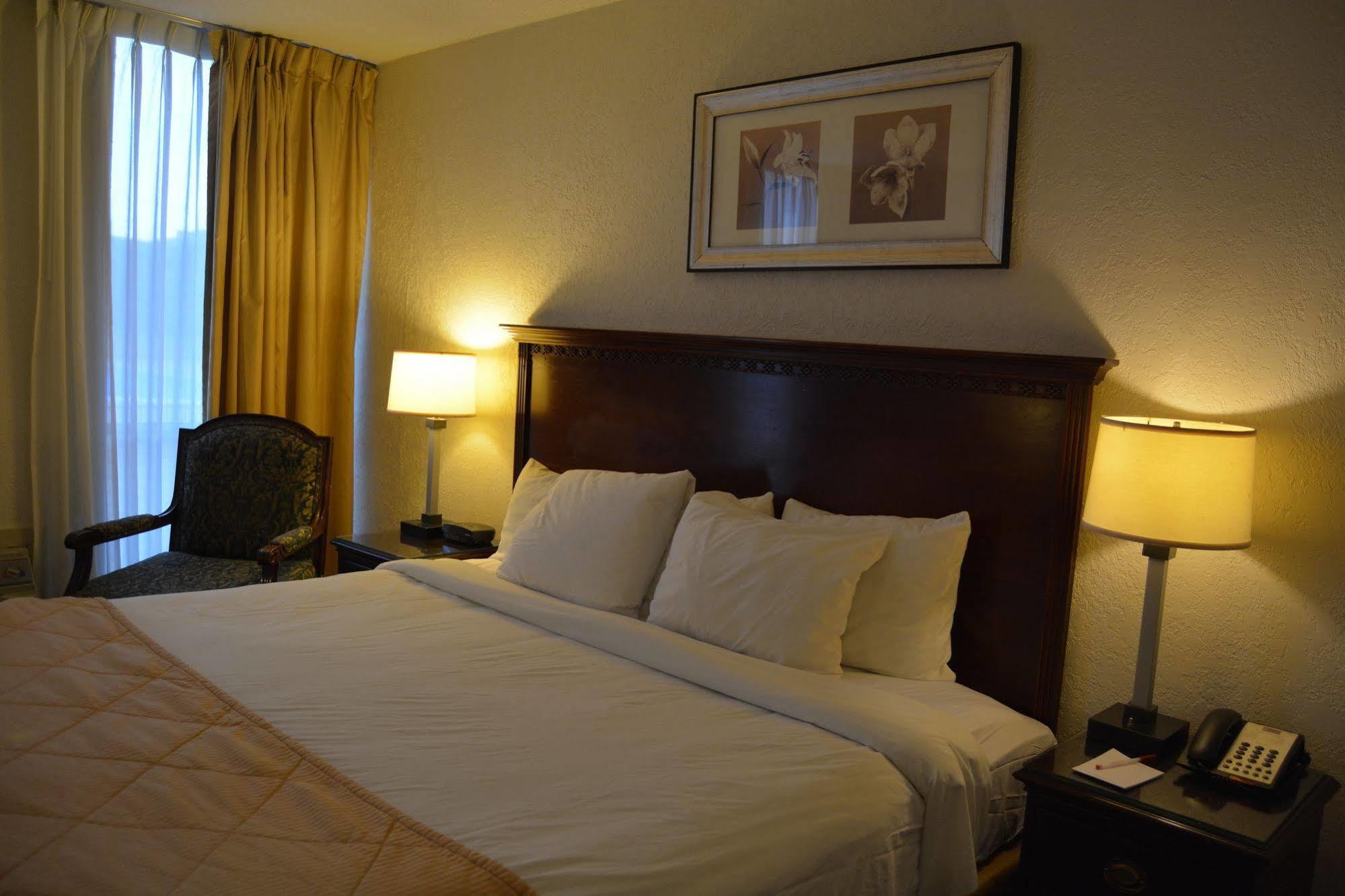 Ramada By Wyndham Wichita Airport Hotel Bagian luar foto