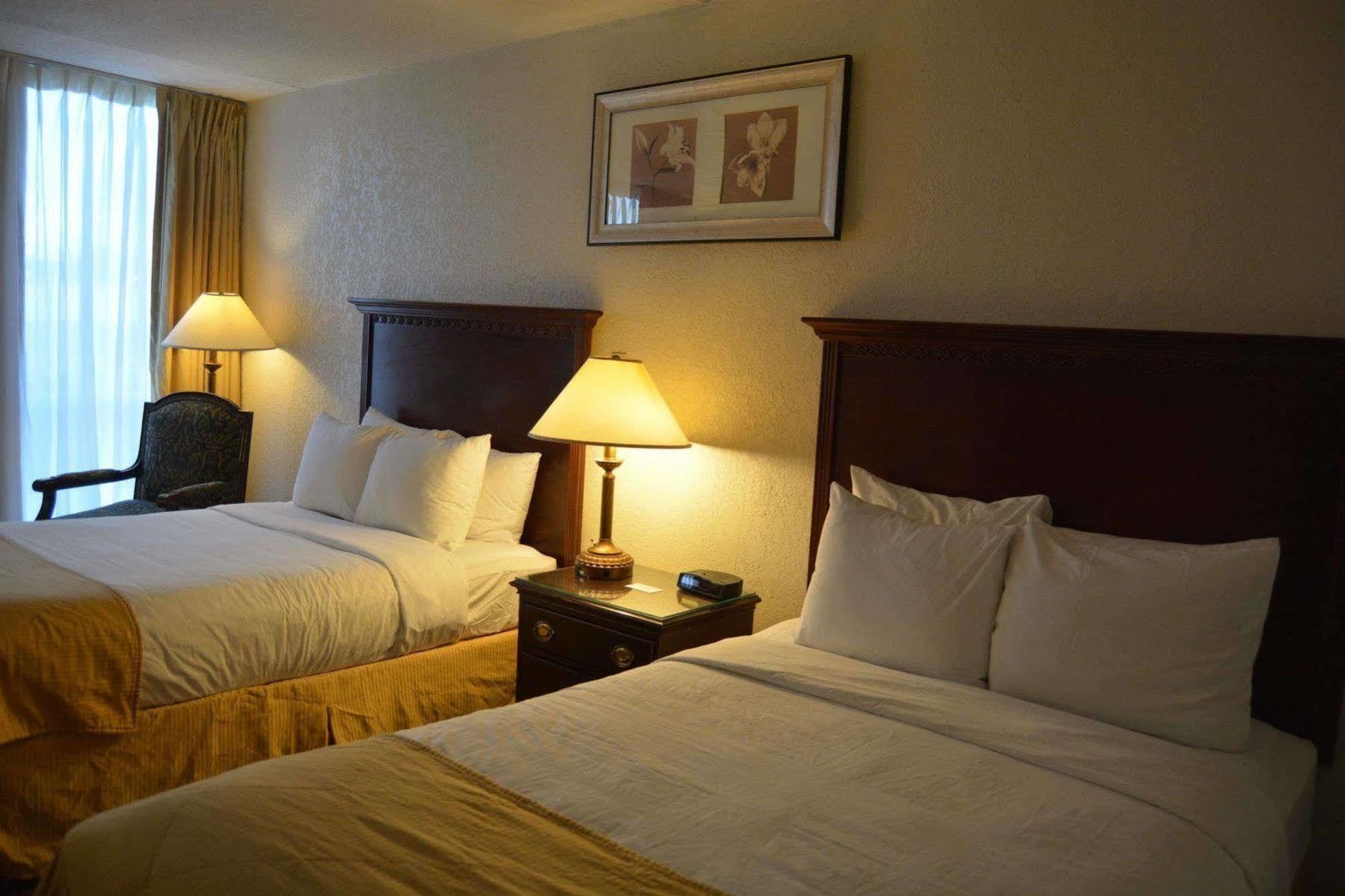 Ramada By Wyndham Wichita Airport Hotel Bagian luar foto