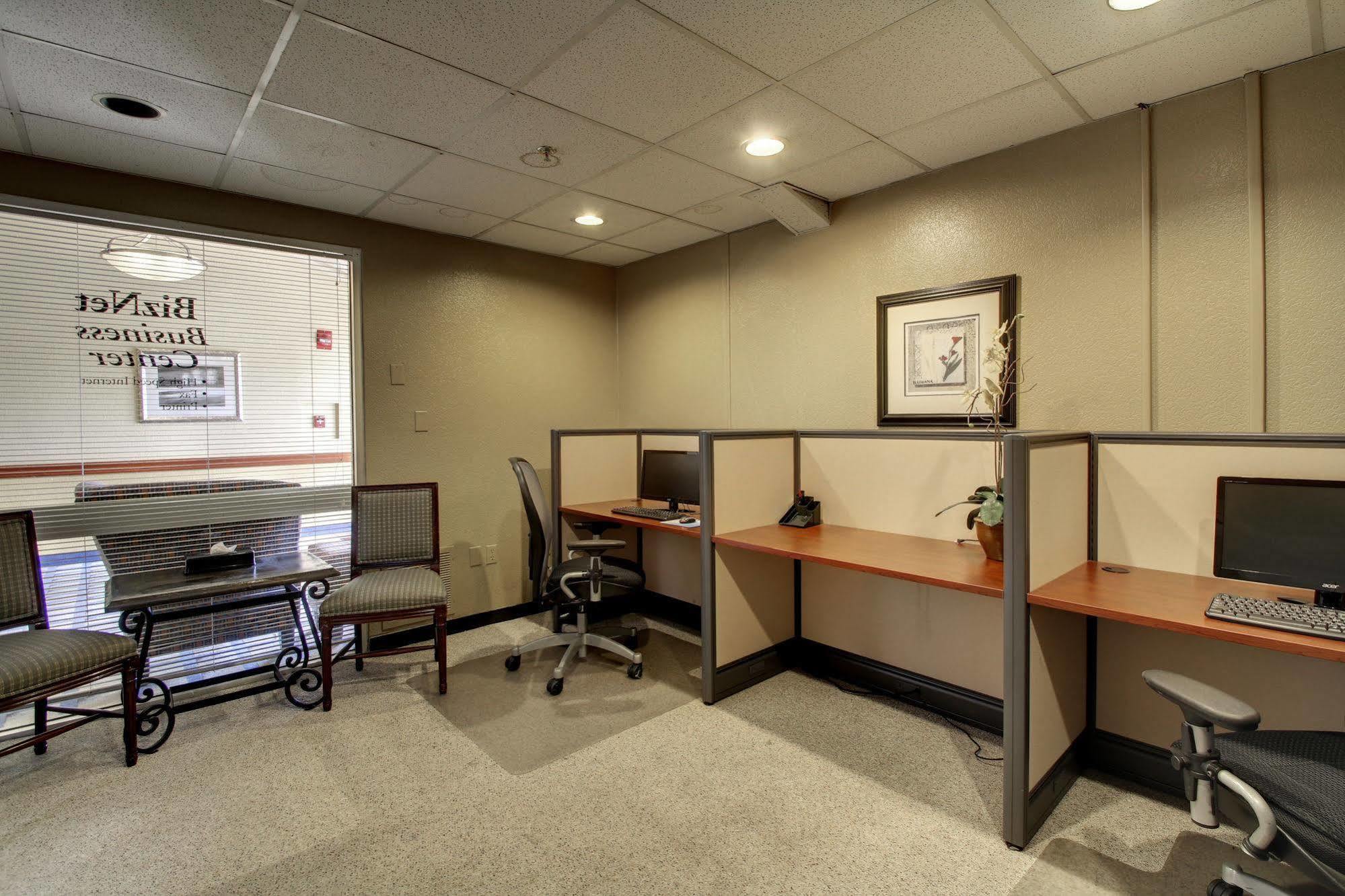Ramada By Wyndham Wichita Airport Hotel Bagian luar foto